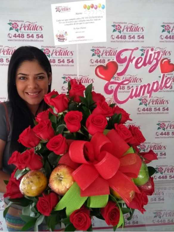 flores-floristeia-medellin-una-mujer-que-ha-visto-nacer-a-sus-hijos-y-a-sus-nietos-es-una-mujer-bendecida-flores-floristeia-medellin